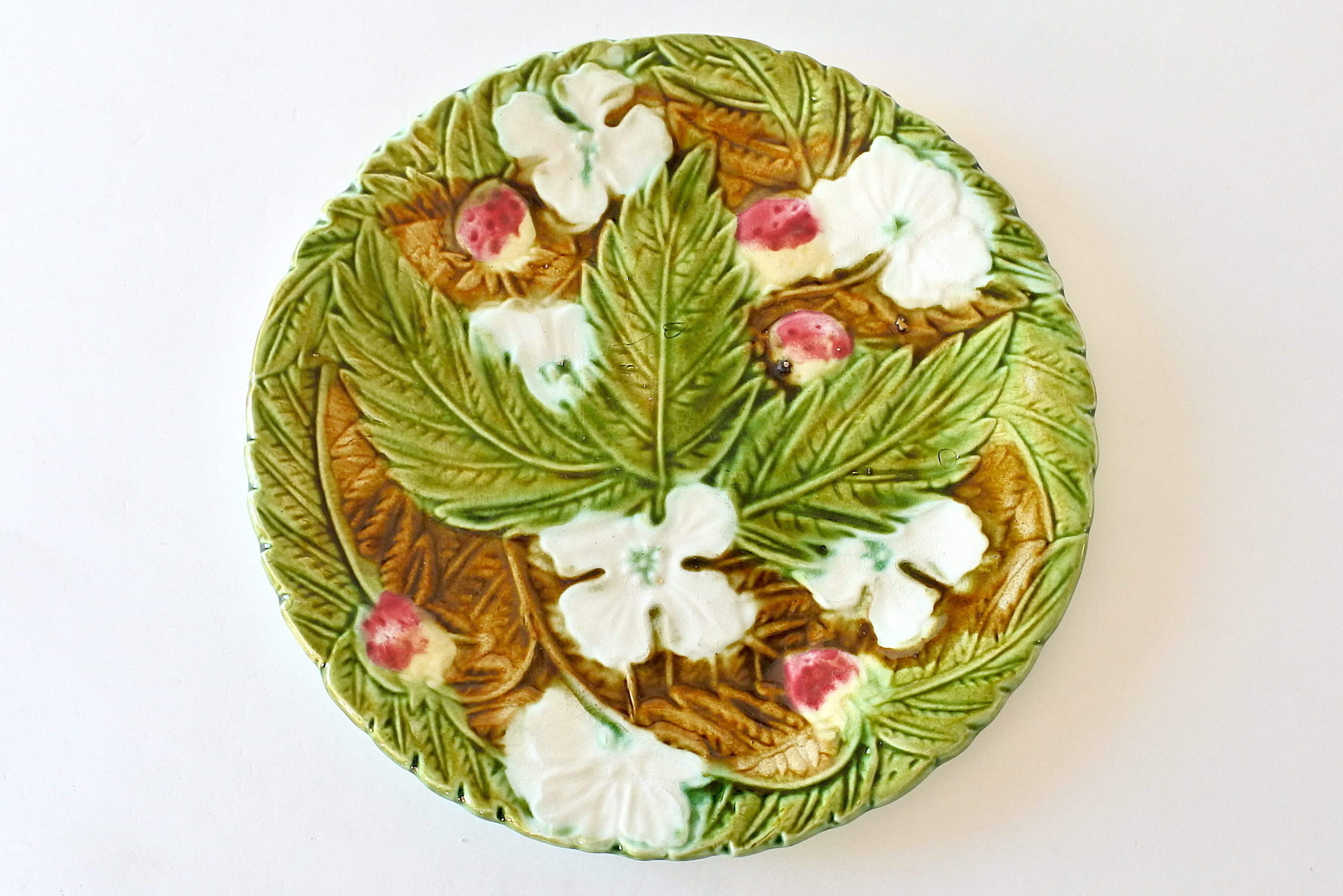 Piatto Orchies in ceramica barbotine con fiori foglie e frutti di fragole