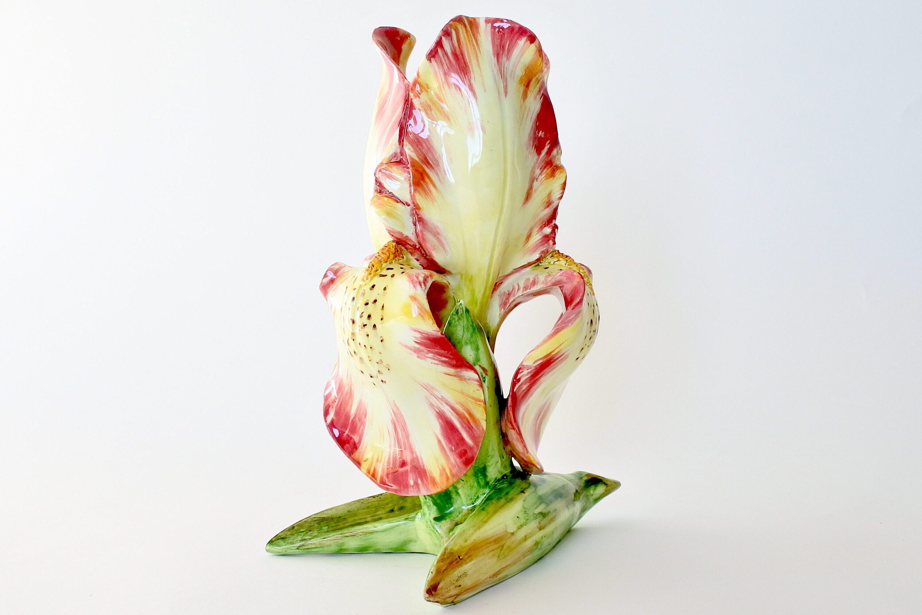 Vaso Massier in ceramica barbotine a forma di iris giallo e rosso