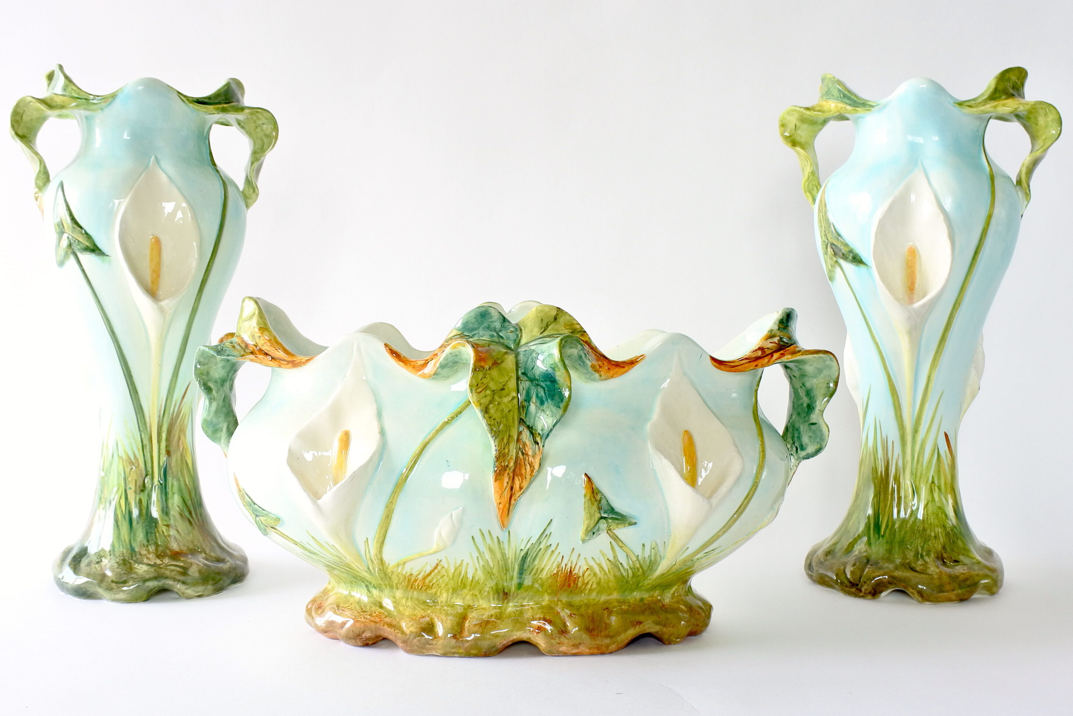 Trittico Massier in ceramica barbotine con fiori di calla bianca