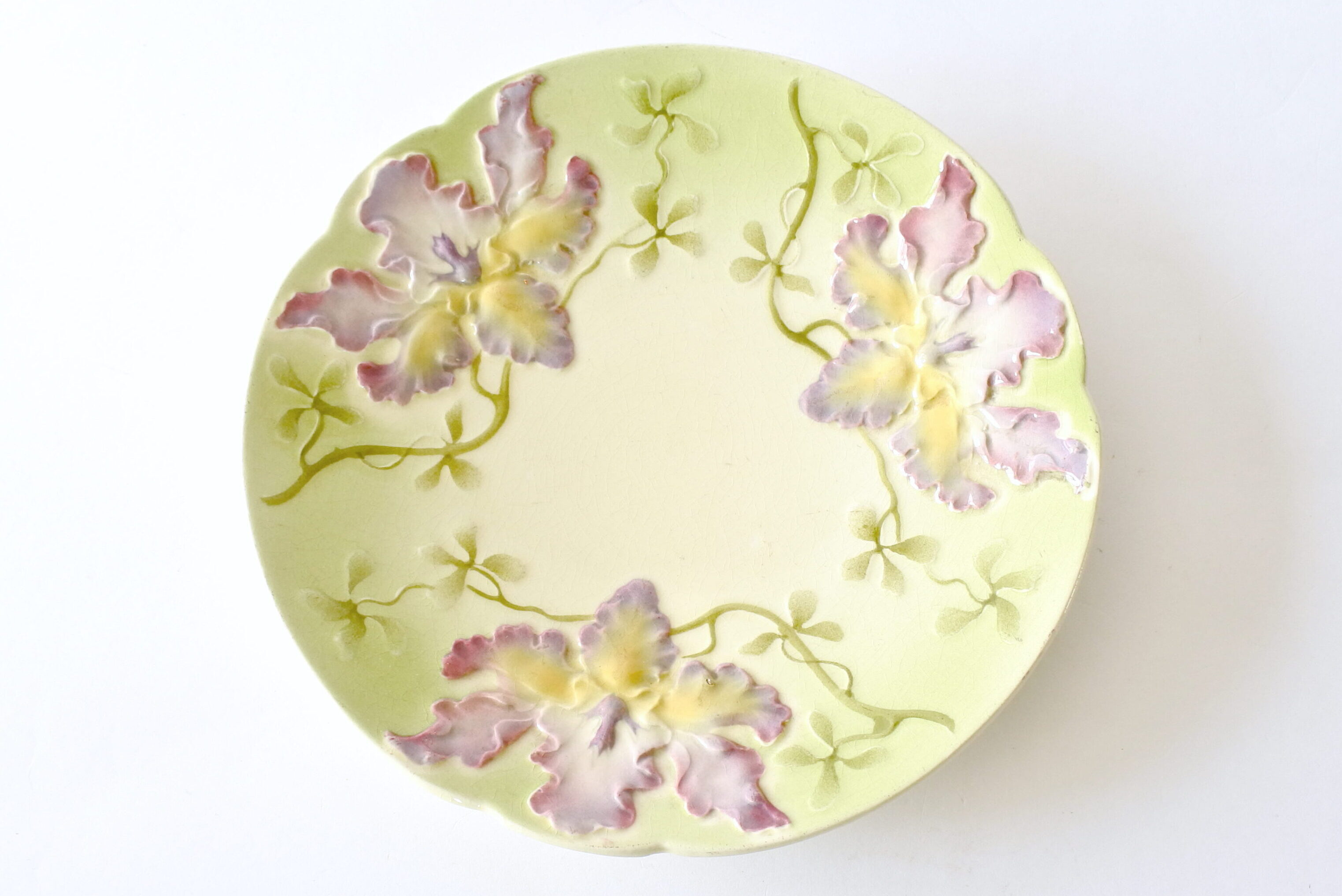 Piatto Sarreguemines in ceramica barbotine decorato con orchidee