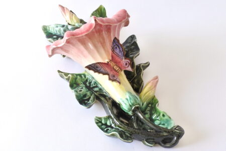 Vaso portafiori da parete in ceramica barbotine con fiore di ibisco